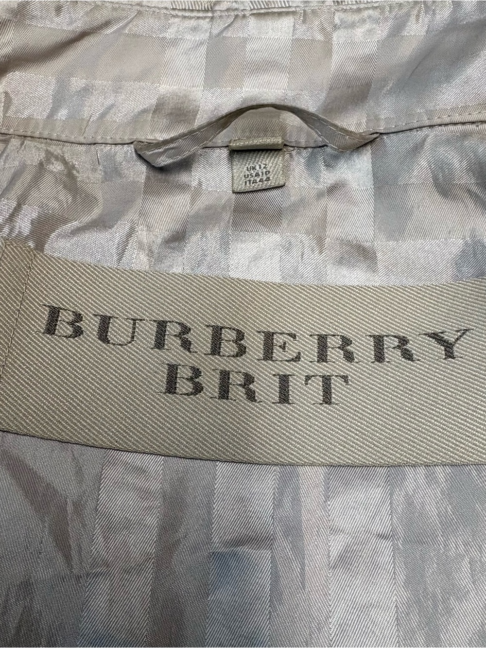 Burberry trench coat. - Picture 11 of 16
